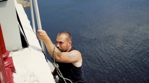 Saltador con una cuerda asciende al puente — Vídeos de Stock