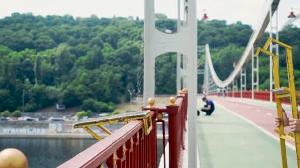 Jumper coloca a escada na ponte — Vídeo de Stock