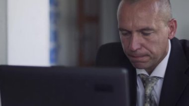 Belgili tanımlık laptop adam kravatını düzeltiyor