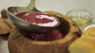 Sıcak borsch yavaş ekmek içine dökme