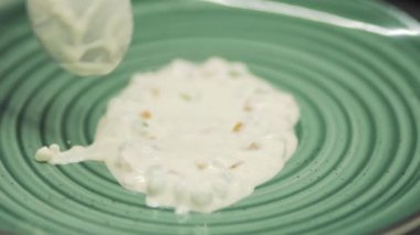 Cook süslemeleri plaka beyaz sos ile