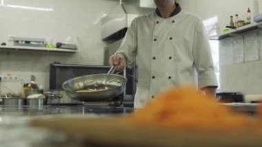 Yukarı tavada yavaş yemek pişirmek atar