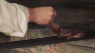 Cook çiğ kaburga Barbekü koymak.