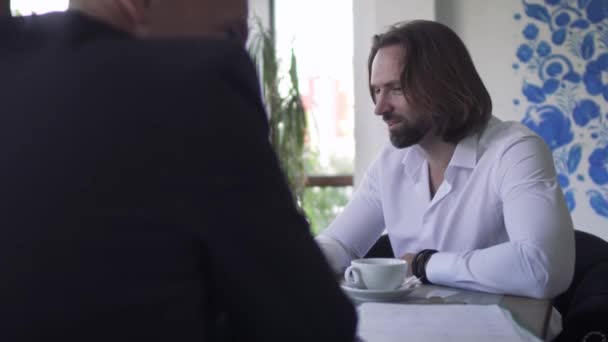 Dos hombres de negocios en la reunión en el restaurante — Vídeos de Stock
