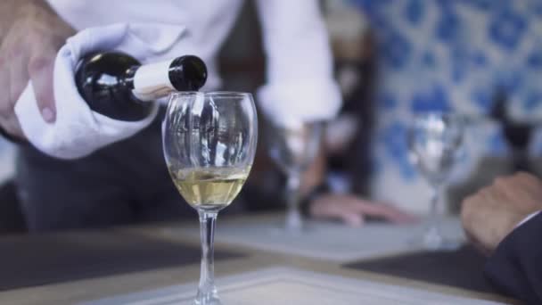 Ober giet wijn in wijnglas — Stockvideo