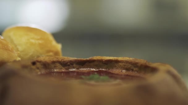 Cozinhe borsch de decoração com salsa em câmera lenta — Vídeo de Stock