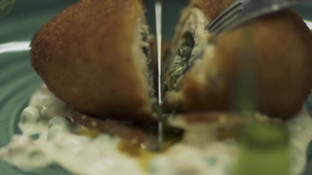Deliciosa costeleta frita foi cortada com um garfo e faca — Vídeo de Stock