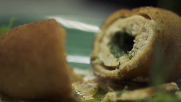 Köstlich geschnittenes Schnitzel mit viel Grün auf dem Teller im Restaurant — Stockvideo