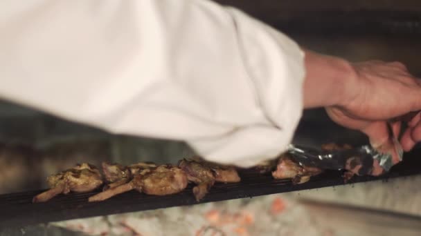 Cook mette un foglio sulla costola del barbecue — Video Stock