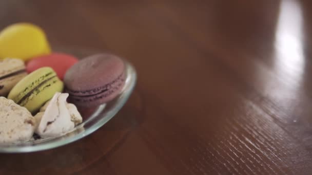 Les gens prennent macarons colorés de l'assiette — Video