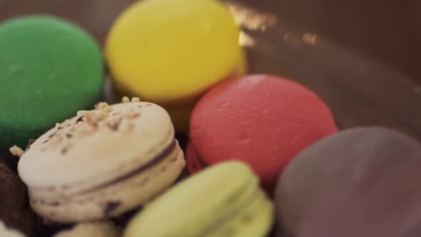 Macarons colorés à plat, caméra en mouvement — Video