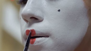 Genç kız MIME dudaklarını kırmızı ruj ile boya