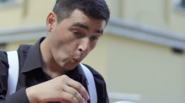 Yüzünde beyaz boya uygulama MIME genç adam