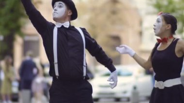 Şapka gözyaşı elma ağacından Mim ve kız arkadaşına ver.