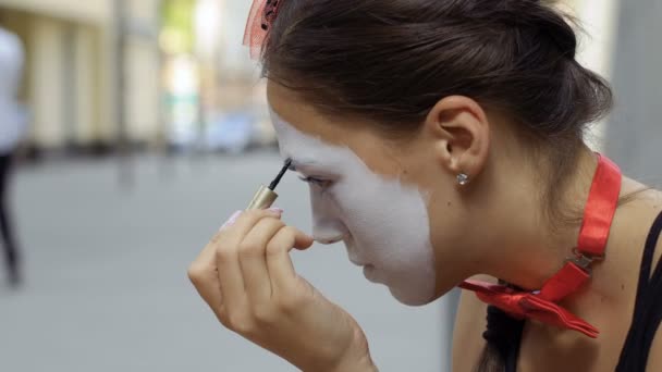 Mime pintar suas sobrancelhas com lápis preto — Vídeo de Stock