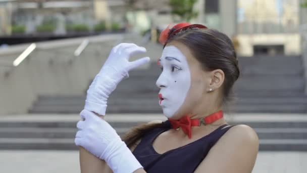 Young girl mime scary from her hand attack — Stock Video