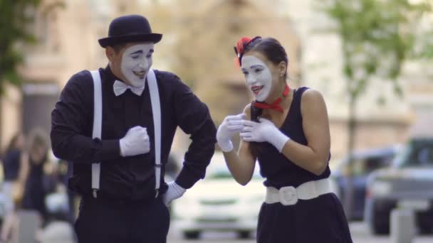 Дружелюбный пантомима дай своей девушке горячий чай, чтобы согреть ее — стоковое видео