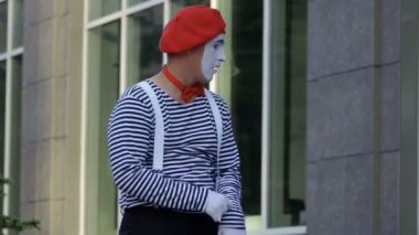 Komik MIME Office penceresine bakarak ve insanlarla iletişim kurar