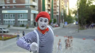 Kırmızı bere mim işaret parmağını kamerada