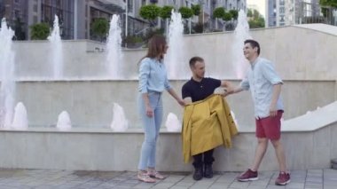 Gösterilen illüzyonist bağlı elleriyle hüner ve Street geçenler için ip