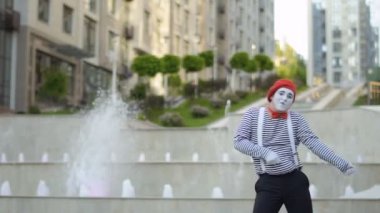 Komik MIME çeşmeler geçmiş vasıl bir şey görünmez çekerek