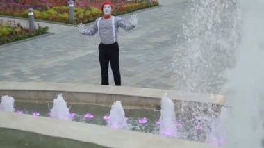 Komik MIME görünmez bir duvar ayakta çeşmeler yakın temas