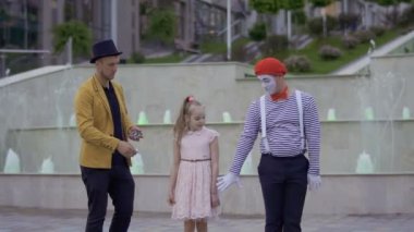 MIME ve sevimli kız elinde her kendi yan tarafından çekerek sihirbaz