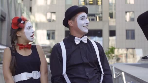 Drôle de mime veulent effrayer ses amis — Video