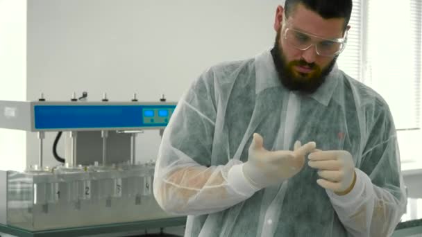 Cientista Colocou Luvas Protectoras Nas Mãos Assistente Laboratório Preparar Para — Vídeo de Stock