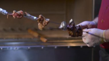 Cook çiğ kaburga şiş hedik içinde sıcak kömürleri ile koymak