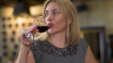 Kadın içki kırmızı şarap Restoran