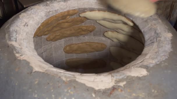 Proces van de voorbereiding van traditionele brood shoti — Stockvideo