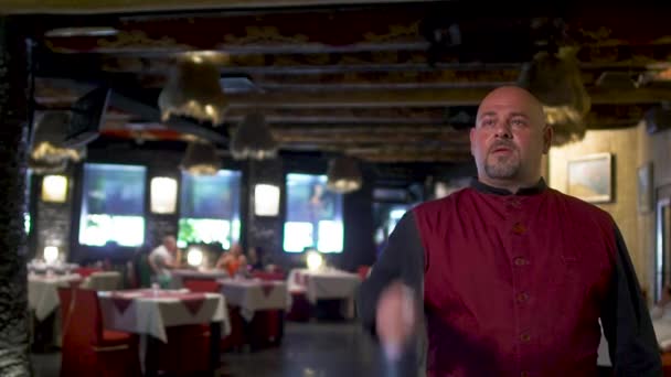 Шеф-кухар професійно грає з гострим ножем у ресторані — стокове відео