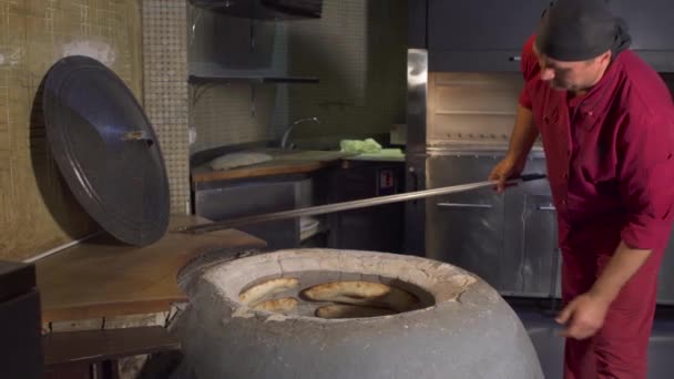 Kuchař připravuje chléb shoti v kuchyni restaurace — Stock video