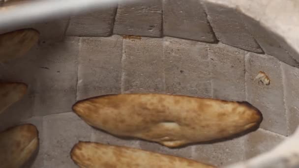 Cozinheiro tomar shoti pão com varas de metal de uma parede — Vídeo de Stock