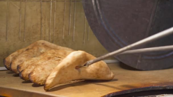 Zubereitetes Brot kommt auf den Tisch — Stockvideo