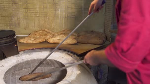 Cocinar tomando preparado shoti pan fresco de un tandyr — Vídeos de Stock