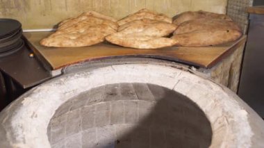 Cook ekmek shoti kesiyor