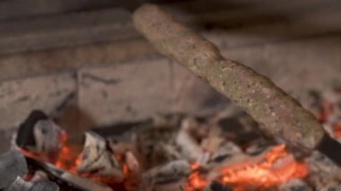 Lezzetli Kebap pepraring sıcak kömürlerin üzerinde şiş üzerinde olduğunu