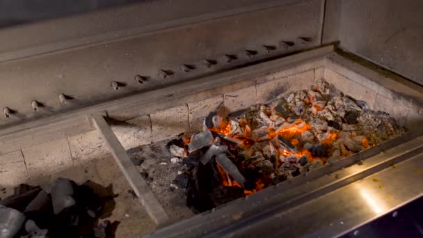 Kocken förbereder kött på grillen på restaurang kitchen — Stockvideo