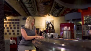 Elegance yalnız kadın içecekler yakınındaki şarap bar counter