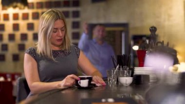 Restorana gel ve güzel bir kadın kahve içme yı gören yakışıklı adam