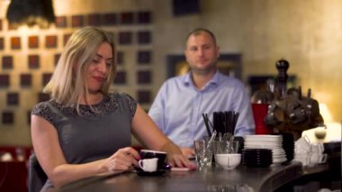 Güzel kadın bar counter restoranda oturan yakışıklı adamla flört