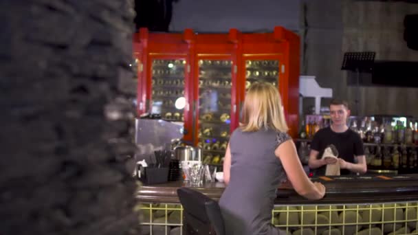 Belle femme adulte commander un vin au comptoir du bar dans un restaurant de luxe — Video