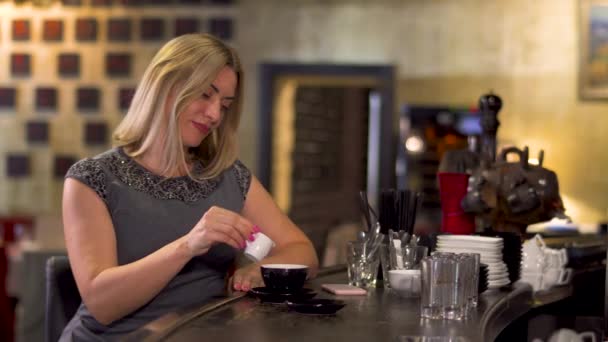 Mujer bebe café en restaurante — Vídeos de Stock