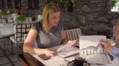 İnsanlar bir iş görüşme kafede