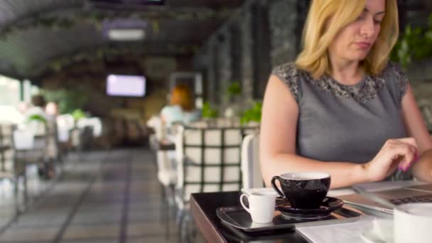 Empresária trabalha no café no laptop — Vídeo de Stock