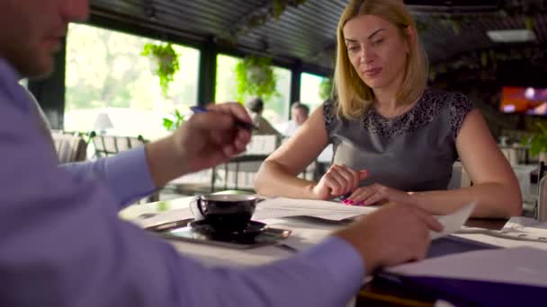 Las mujeres tiene un acuerdo exitoso con su pareja, reunión de negocios en la cafetería — Vídeos de Stock