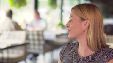 Zarif kadın rahatlatıcı kafede kahve, businessmeeting arka plan, içme