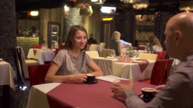 Güzel yetişkin çift restoran ve içecek kahve randevum var.